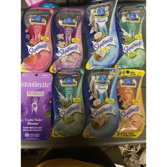 8 Packs Skintimate Razor (4 Razors Per Pack) Sensitive Coconut Blooms Raspberry